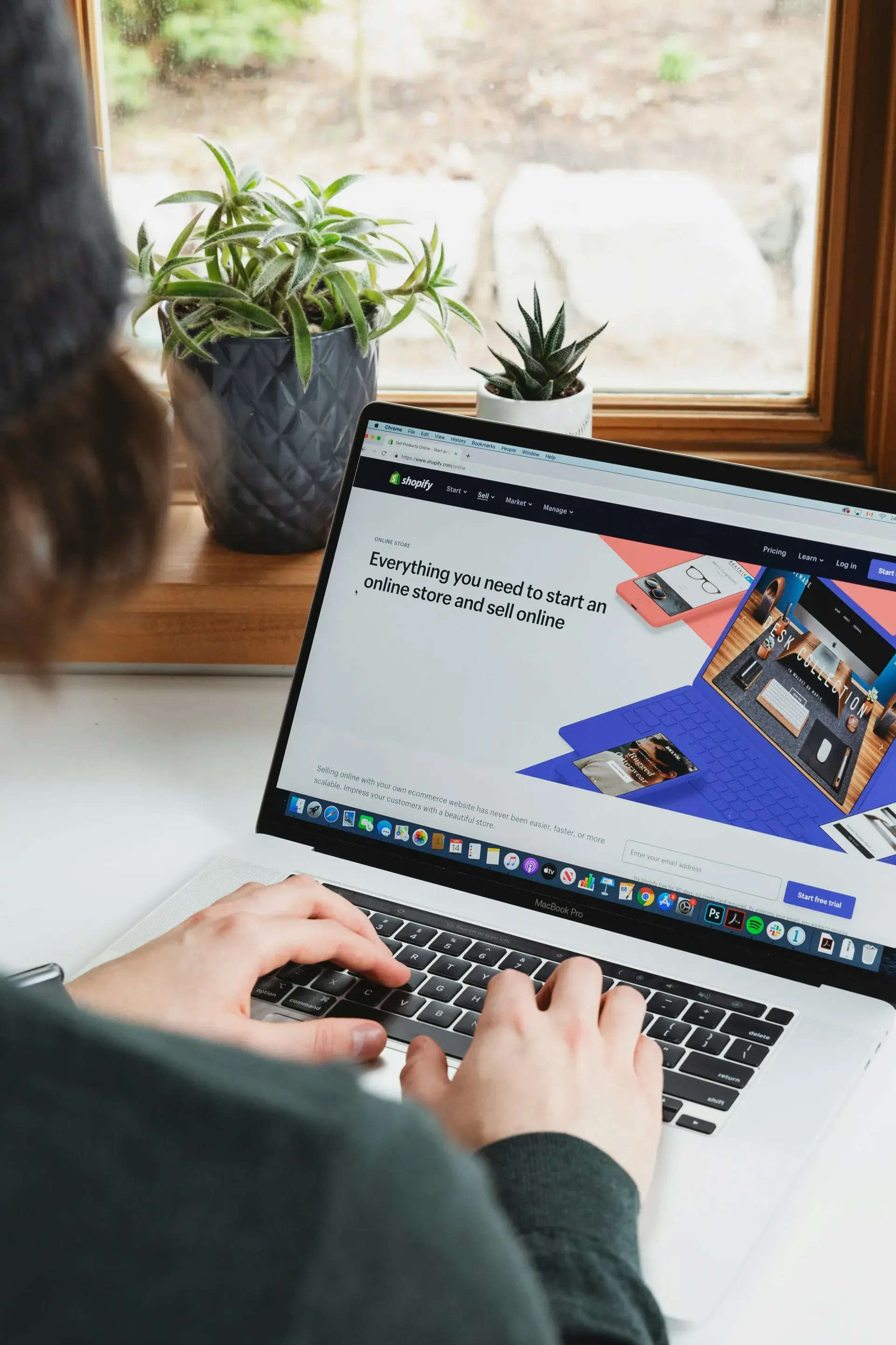 Mengelola toko Shopify melalui laptop